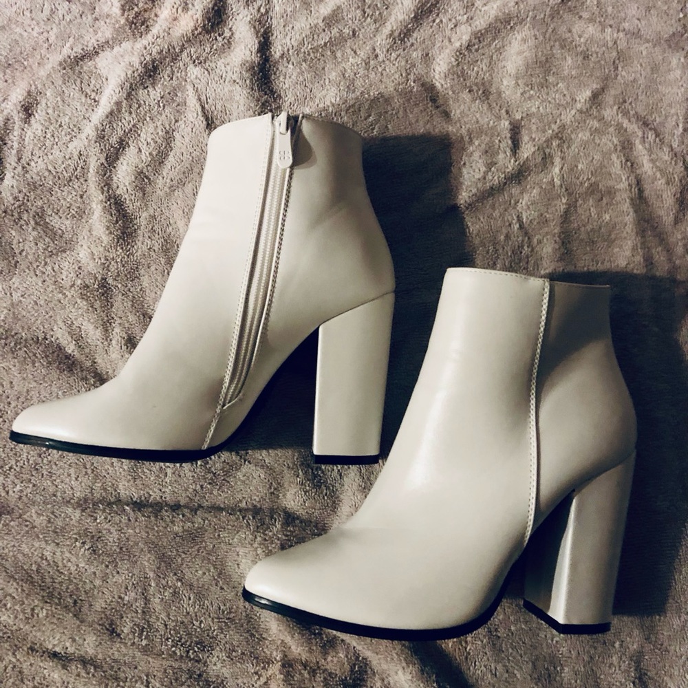 Elegant White Ankle Boots - Picture 6 of 8